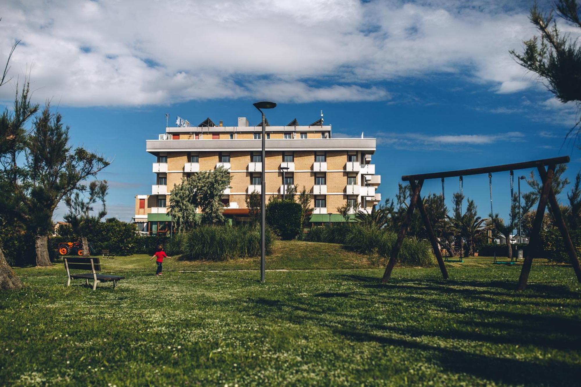Una Hotels Imperial Beach Hotel Marotta Exterior photo